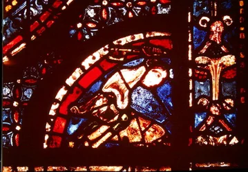 Un boucher, détail du coin inférieur droit de la fenêtre des Miracles de la Vierge dans le bas-côté sud de la nef, 1205-15
